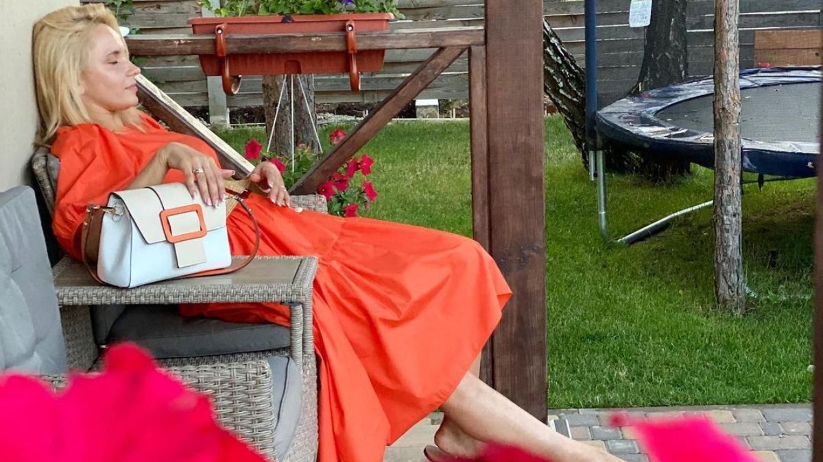 Лилия Ребрик покорила летним образом в оранжевом платье: фото