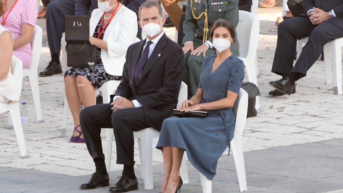 Королева Летиция показала элегантный образ в темно-синем платье: фото Королева Летиция показала элегантный образ в темно-синем платье: фото