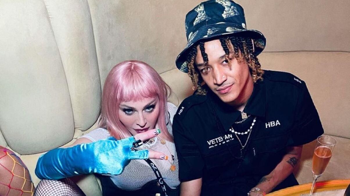 Мадонна вирушила в подорож з бойфрендом: ефектний образ зірки Мадонна вирушила в подорож з бойфрендом: ефектний образ зірки