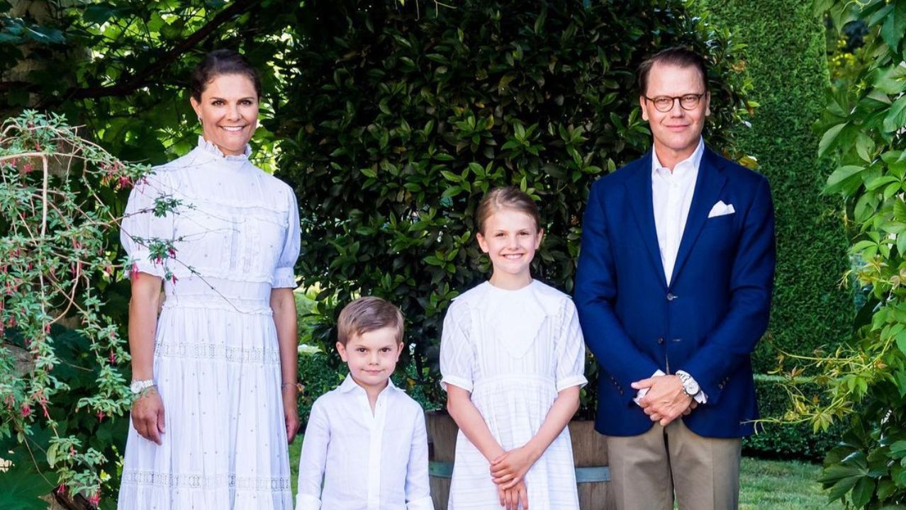 Кронпринцесса Виктория снялась в праздничной семейной фотосессии в честь 44-летия Кронпринцесса Виктория снялась в праздничной семейной фотосессии в честь 44-летия