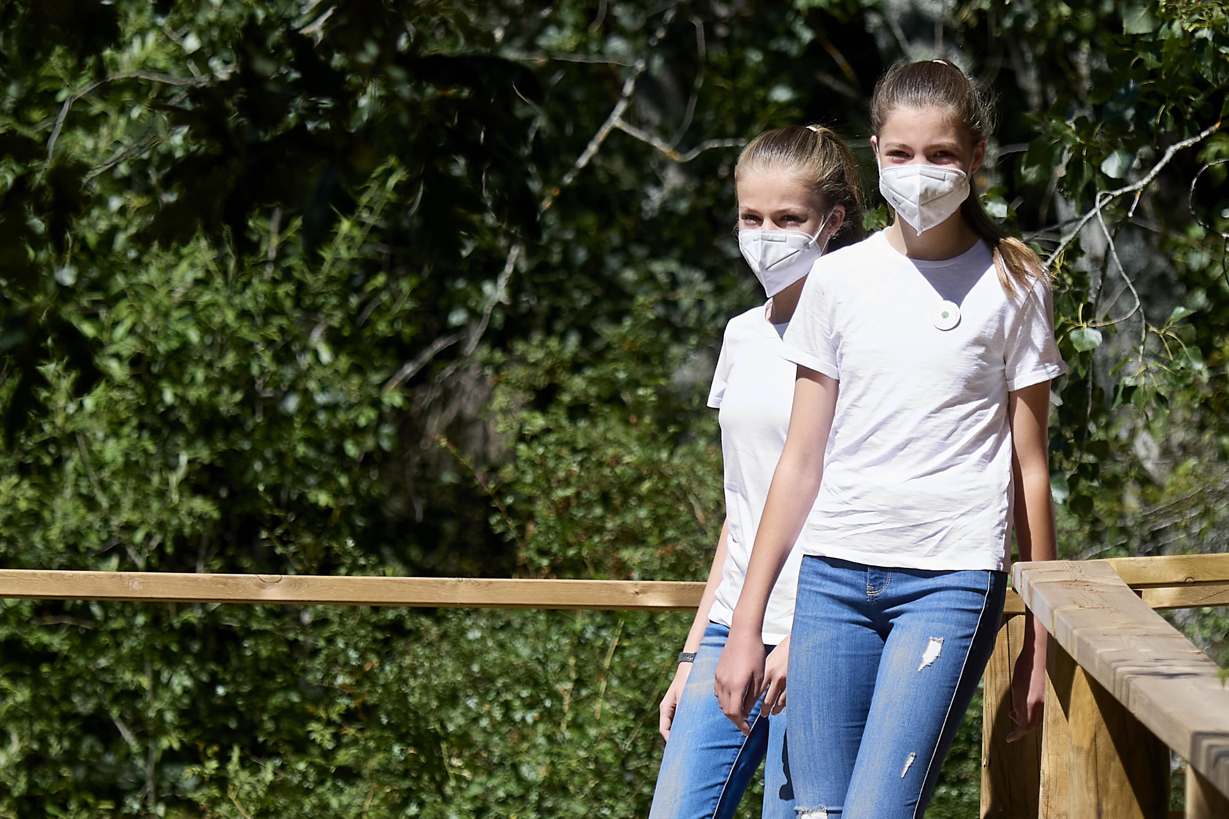 Доньки королеви Летиції вперше вийшли у світ без батьків: фото Доньки королеви Летиції вперше вийшли у світ без батьків: фото