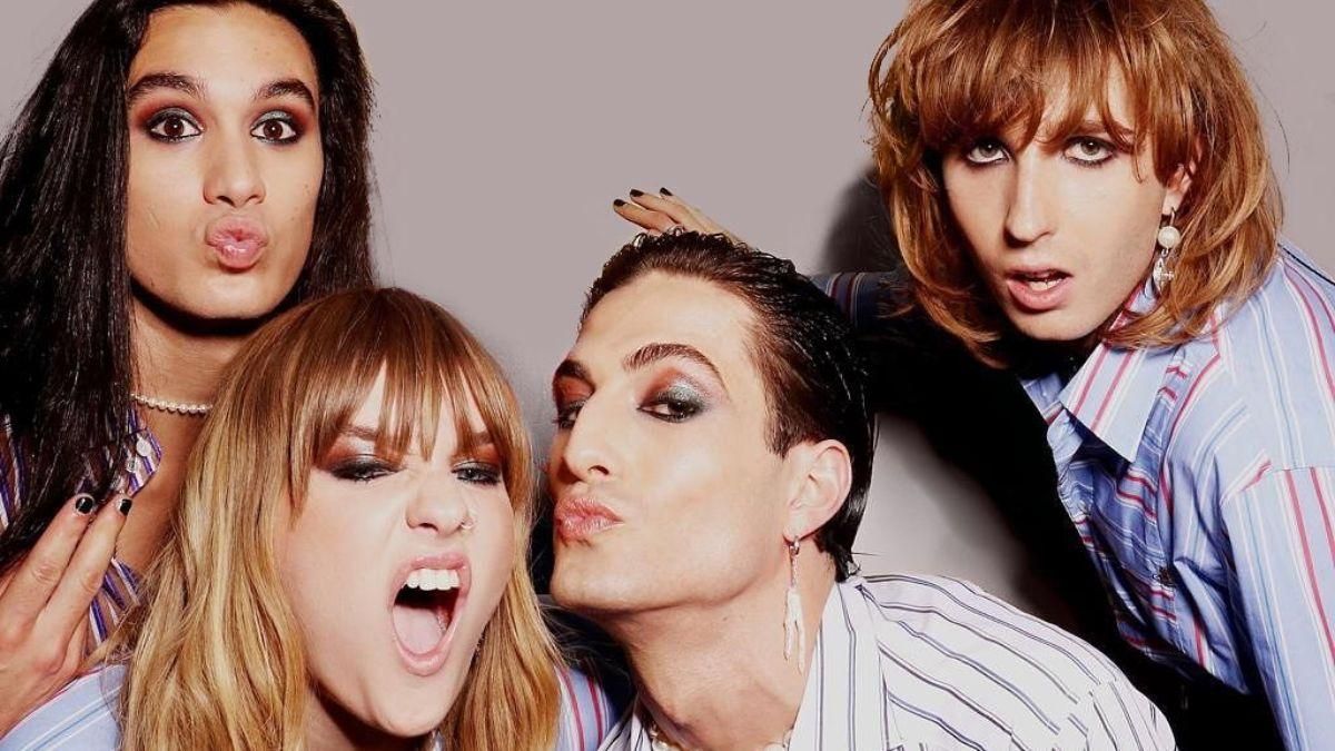 Соліст гурту Måneskin поцілував барабанщика: відео Соліст гурту Måneskin поцілував барабанщика: відео