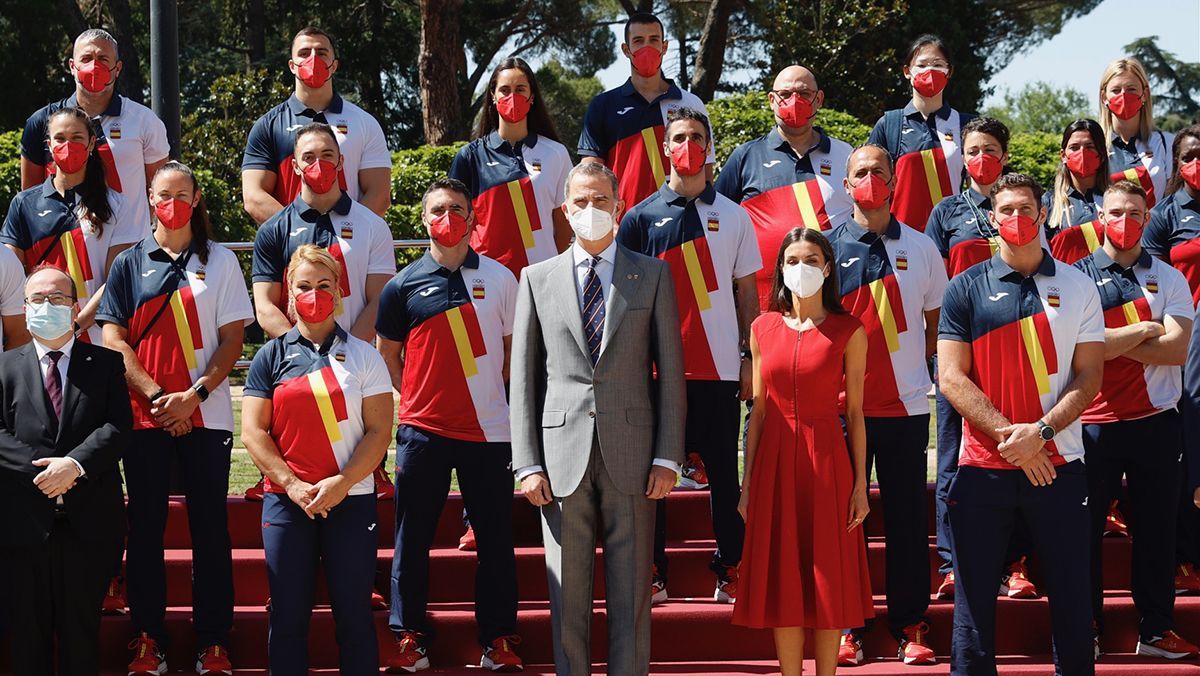 Летиція захопила образом у сукні з блискавкою на грудях: фото Летиція захопила образом у сукні з блискавкою на грудях: фото