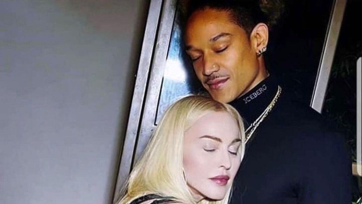 Мадонна позувала в обіймах бойфренда: образ у сукні з декольте Мадонна позувала в обіймах бойфренда: образ у сукні з декольте