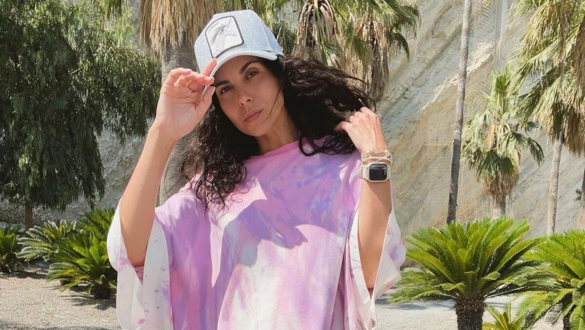 Настя Каменских похвасталась ножками в платье-рубашке с принтом Настя Каменских похвасталась ножками в платье-рубашке с принтом