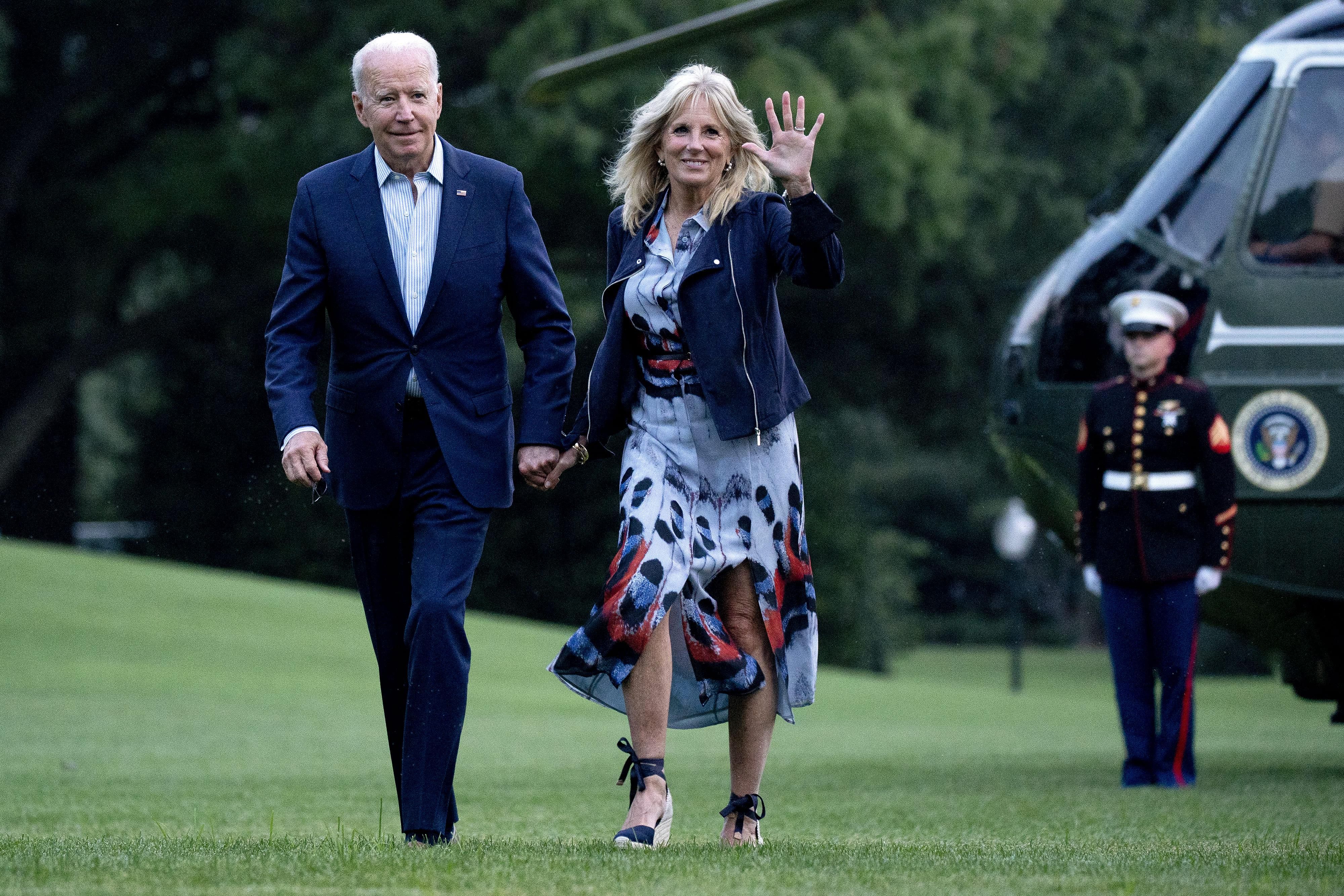 Джилл Байден очаровала элегантным образом в платье с разрезами Джилл Байден очаровала элегантным образом в платье с разрезами