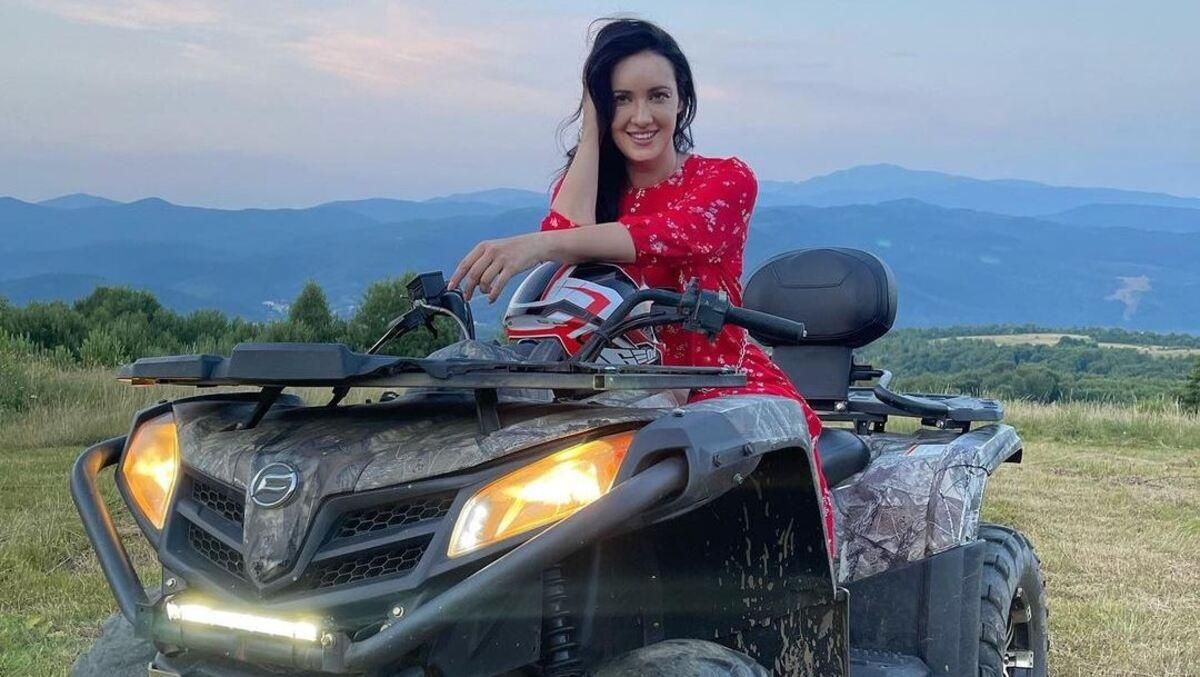 Соломія Вітвіцька покаталась на квадроциклі: розкішні фото з Карпат Соломія Вітвіцька покаталась на квадроциклі: розкішні фото з Карпат