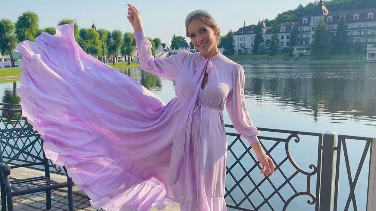 Катя Осадча зачарувала ніжним образом у ліловій сукні: фото