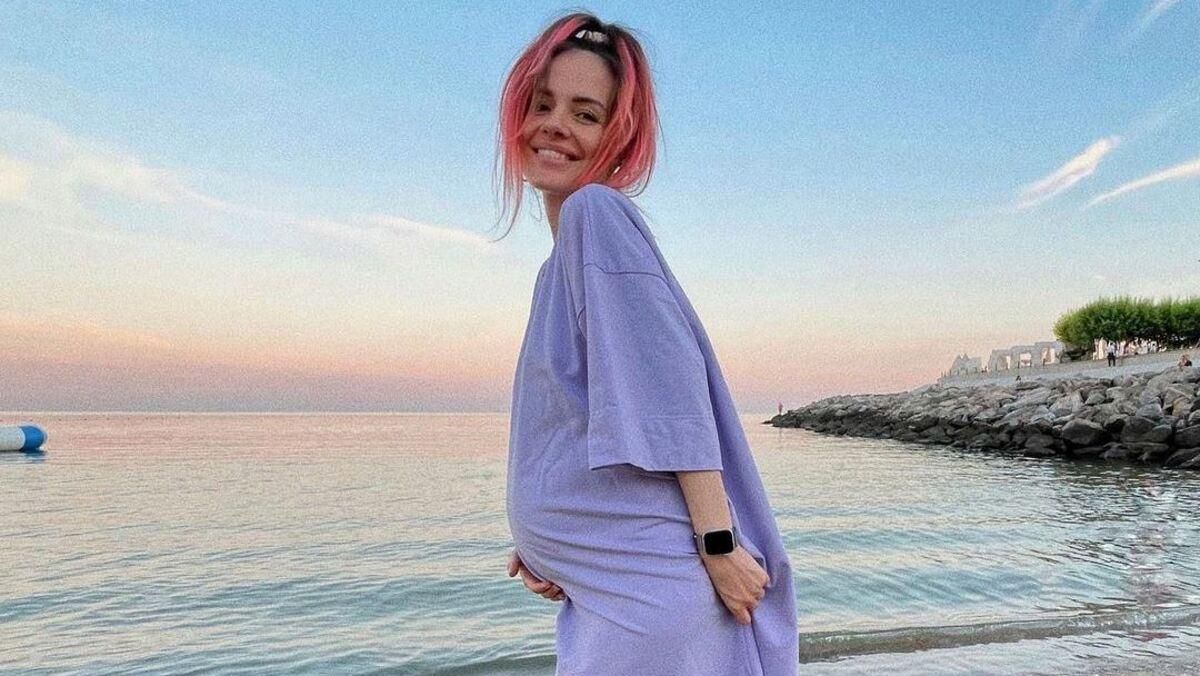 Беременная MamaRika прогулялась побережьем Днепра фото нежного образа Беременная MamaRika прогулялась побережьем Днепра фото нежного образа