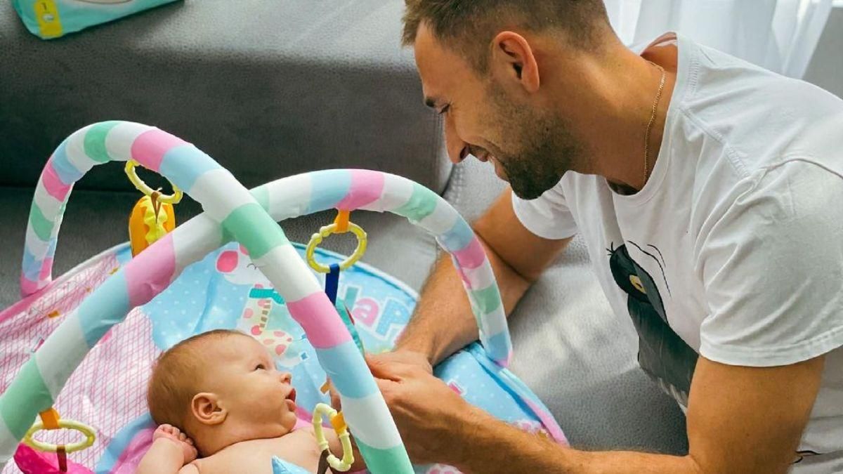 Максим Михайлюк показав фото з крихітною донькою Максим Михайлюк показав фото з крихітною донькою