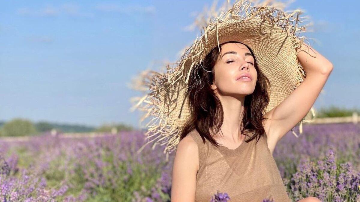 Катерина Кухар позувала в елегантному образі серед лавандового поля Катерина Кухар позувала в елегантному образі серед лавандового поля