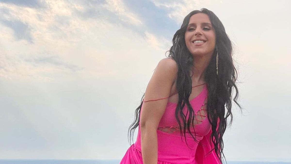 Джамала позировала в розовом платье с разрезом: фото Джамала позировала в розовом платье с разрезом: фото