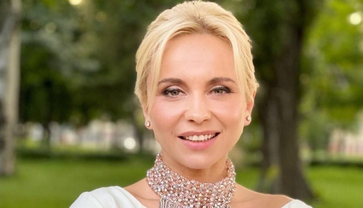 Лілія Ребрик захопила елегантним образом у білому атласному топі: фото Лілія Ребрик захопила елегантним образом у білому атласному топі: фото