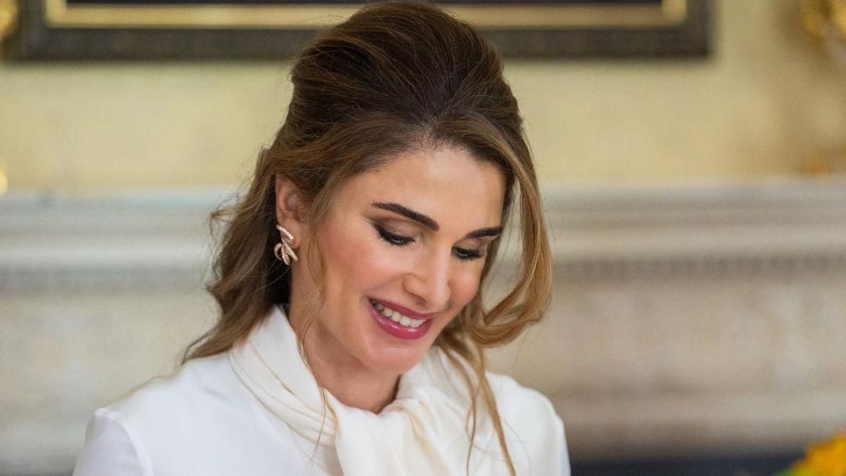 Королева Рания очаровала нежным образом в малиновой юбке: фото Королева Рания очаровала нежным образом в малиновой юбке: фото