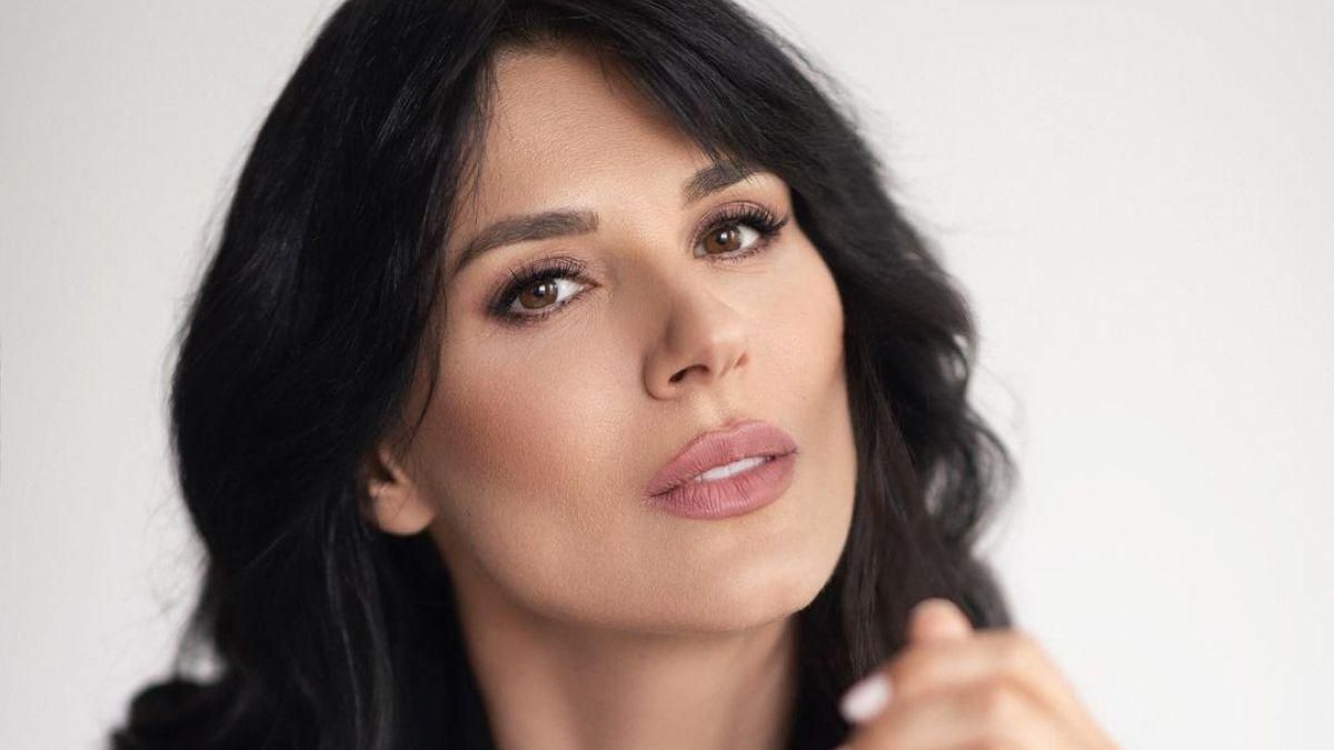 Маша Ефросинина в черном пиджаке очаровала красотой: фото Маша Ефросинина в черном пиджаке очаровала красотой: фото