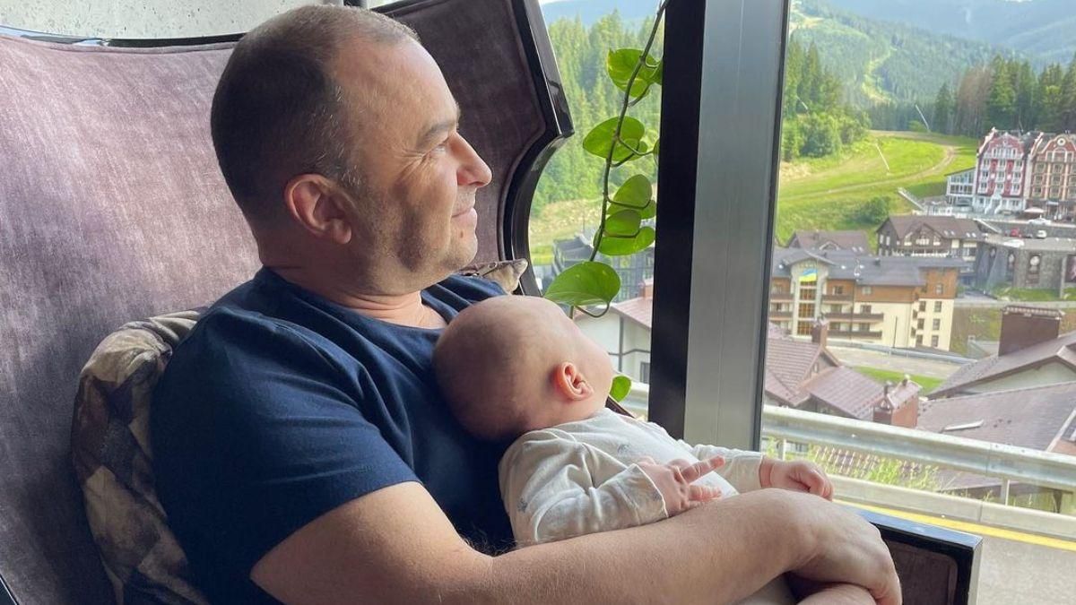 Віктор Павлік з маленьким сином відпочиває в Буковелі: фото