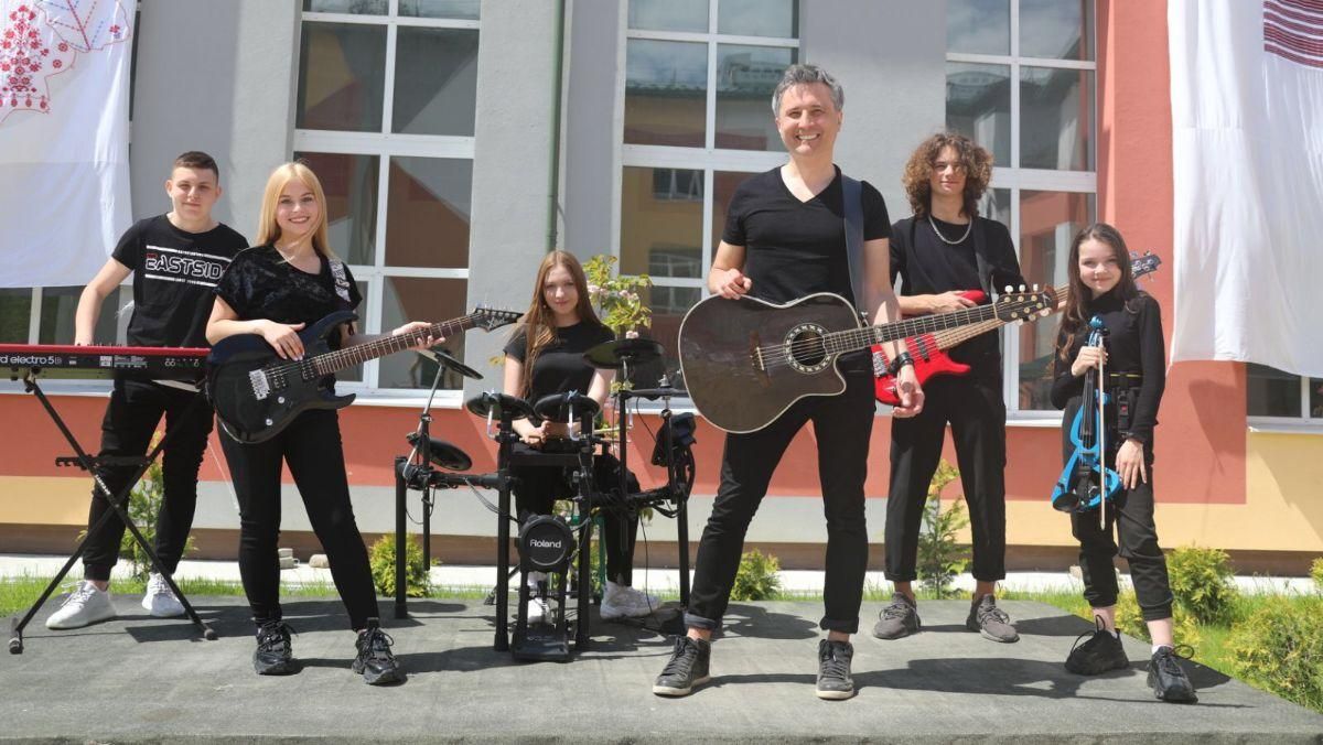 Віктор Винник заспівав з дітьми пісню Я з України: відео Віктор Винник заспівав з дітьми пісню Я з України: відео