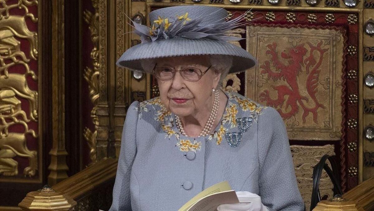 Елизавета II захватила нежным образом в цветочной платье и с брошью