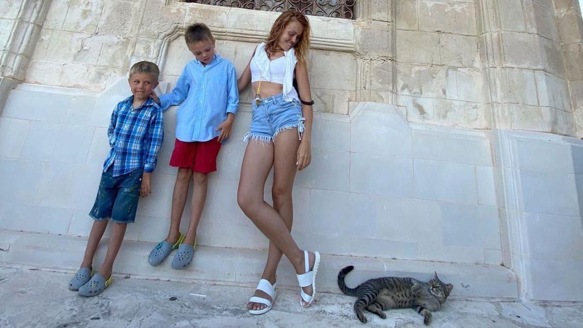 Alyosha на Кипре прогулялась в коротких джинсовых шортах: фото