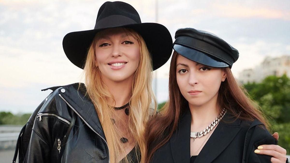 Донька Полякової відіграла перший концерт: лайлива пісня, реакція мами Донька Полякової відіграла перший концерт: лайлива пісня, реакція мами