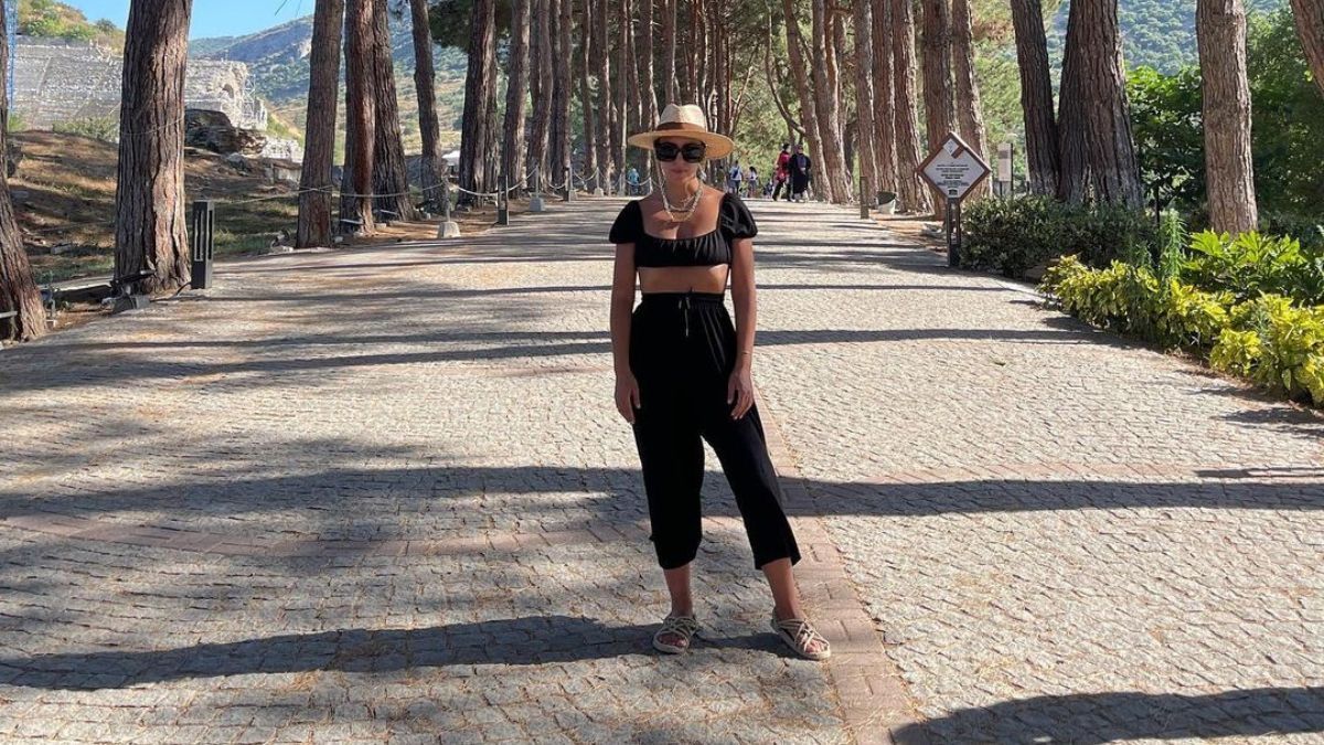 Джамала показала стильный образ в черном костюме: фото из Турции Джамала показала стильный образ в черном костюме: фото из Турции