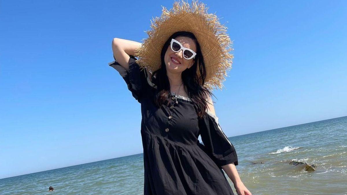 Соломія Вітвіцька в чорній сукні позувала на березі моря: фото