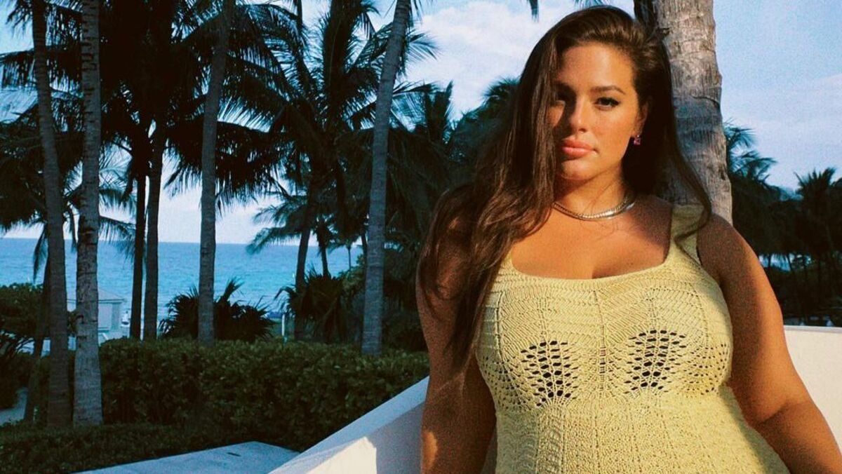 Вагітна Ешлі Грем вразила образом у трендовій сукні: фото на тлі пальм Вагітна Ешлі Грем вразила образом у трендовій сукні: фото на тлі пальм