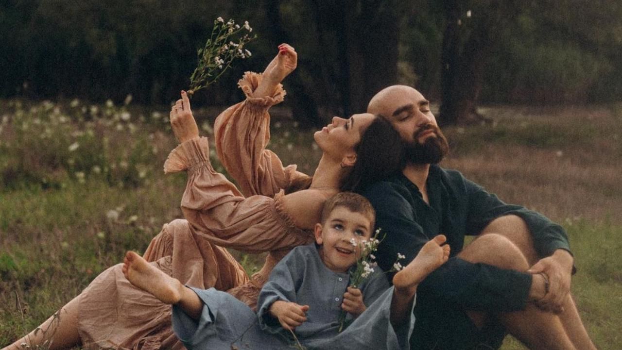 Юлия Санина с мужем и сыном снялись в семейной фотосессии Юлия Санина с мужем и сыном снялись в семейной фотосессии