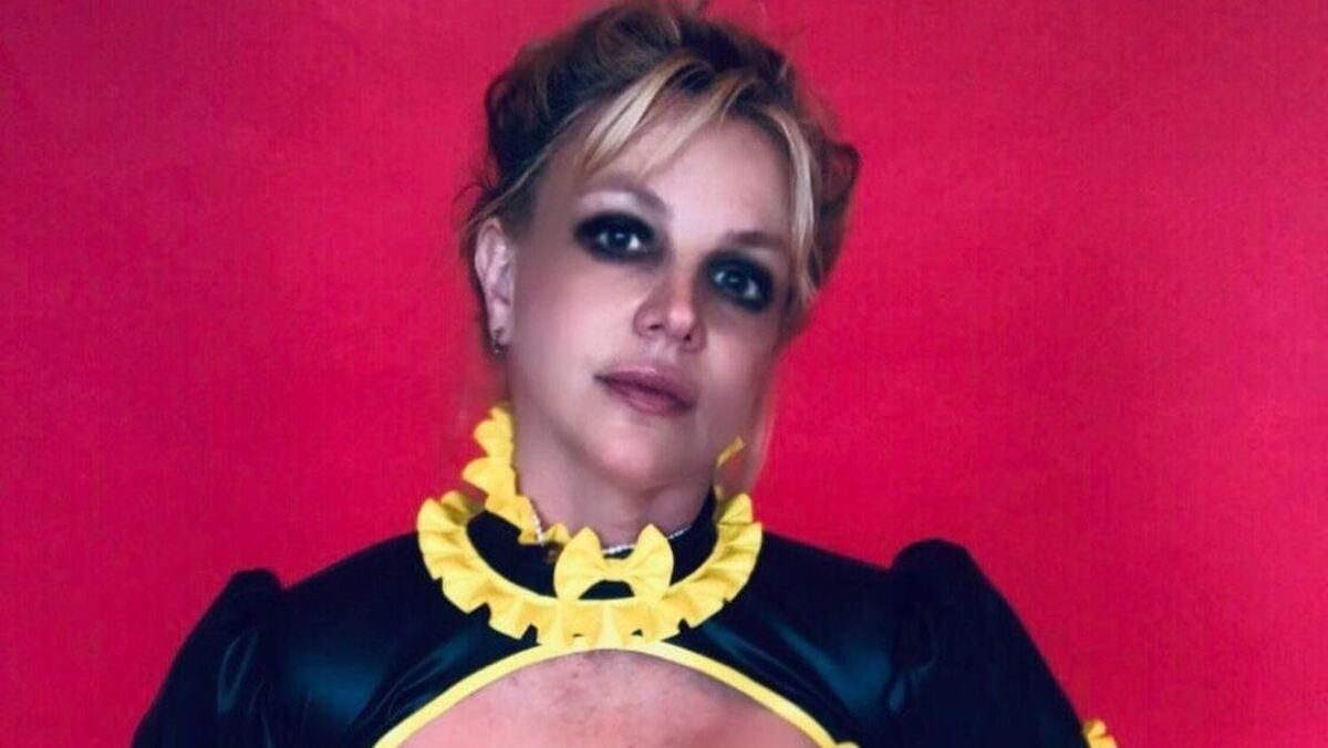 Демонстрирует протест отцу: Бритни Спирс снова обнажила грудь - видео Демонстрирует протест отцу: Бритни Спирс снова обнажила грудь - видео