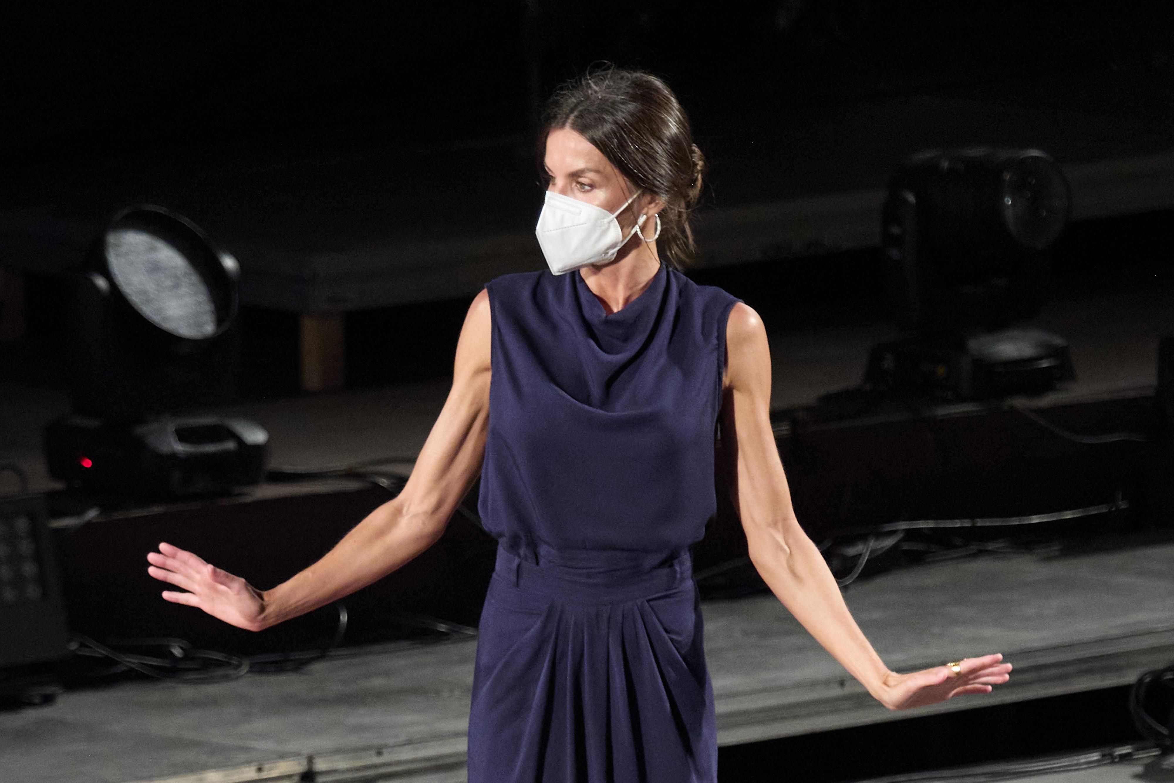 Королева Летиція продемонструвала вишуканий образ у синій сукні Королева Летиція продемонструвала вишуканий образ у синій сукні