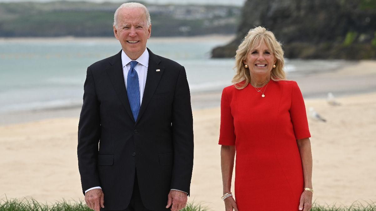 Джилл Байден в платьях и костюмах: летние образы первой леди США Джилл Байден в платьях и костюмах: летние образы первой леди США