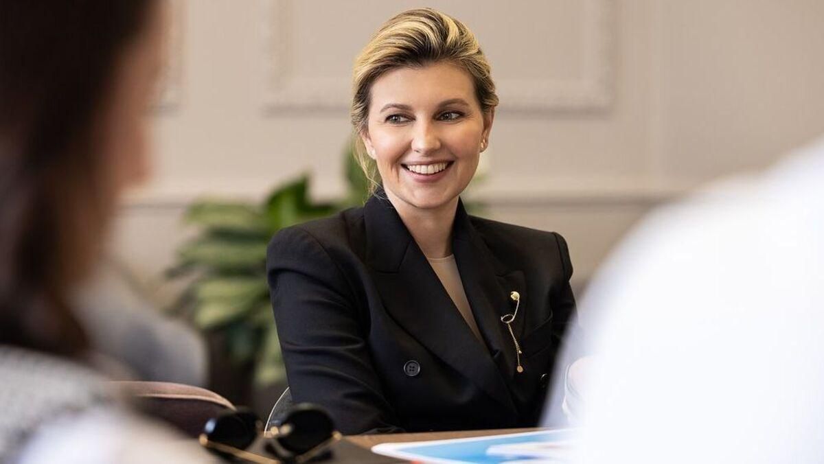 Елена Зеленская для деловой встречи выбрала черный жакет фото образа Елена Зеленская для деловой встречи выбрала черный жакет фото образа