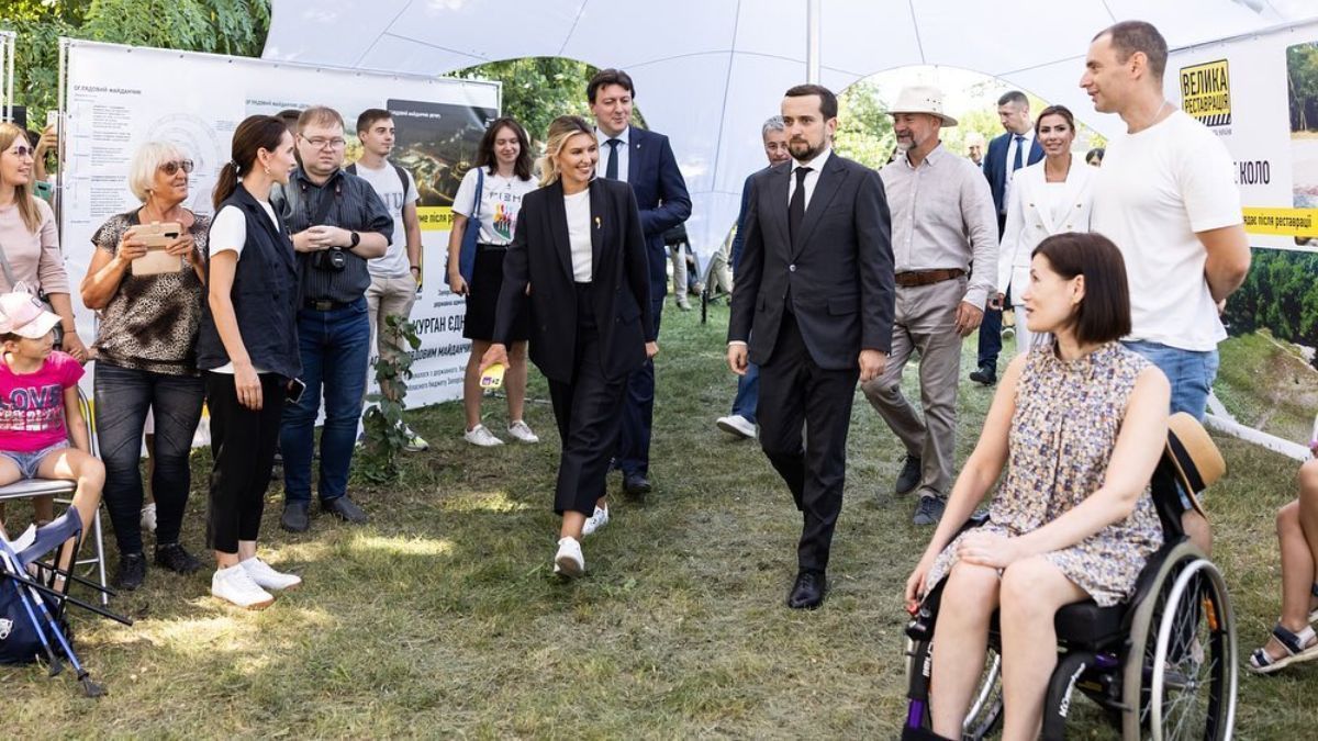 Олена Зеленська в чорному костюмі: фото з Хортиці Олена Зеленська в чорному костюмі: фото з Хортиці