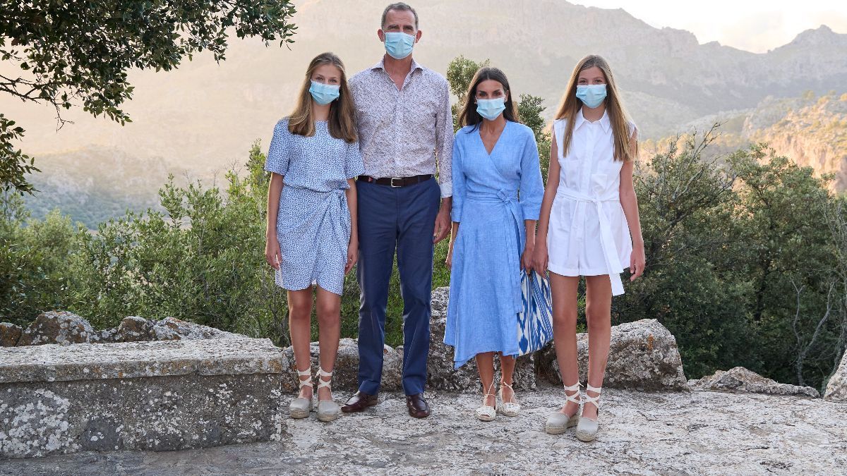 Королева Летиция в голубом платье: фото семейного выхода Королева Летиция в голубом платье: фото семейного выхода