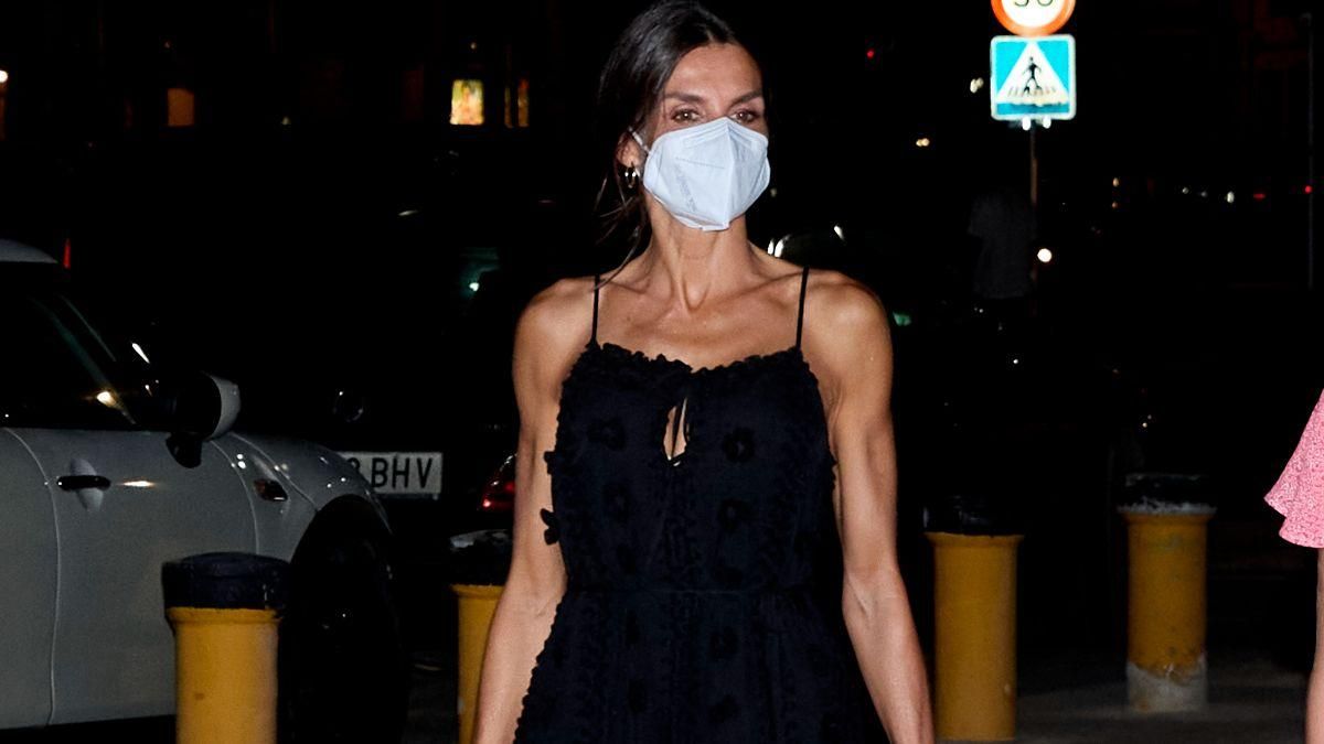 Королева Летиція відпочиває на Майорці: фото в чорній сукні Королева Летиція відпочиває на Майорці: фото в чорній сукні