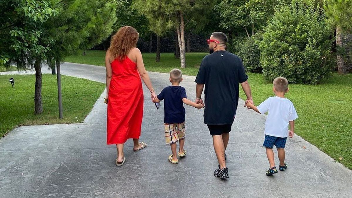 Монатік полетів на відпочинок з дружиною і синами: перші фото Монатік полетів на відпочинок з дружиною і синами: перші фото