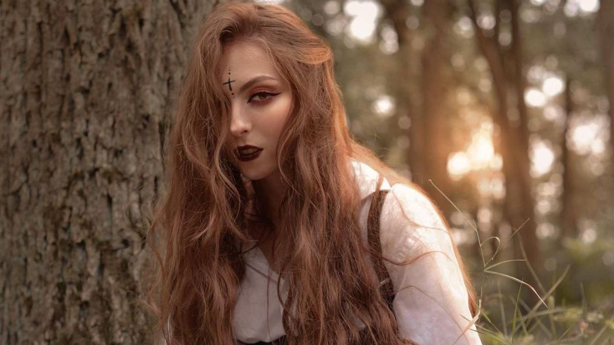 Донька Олі Полякової позувала посеред лісу з хрестом на лобі: фото Донька Олі Полякової позувала посеред лісу з хрестом на лобі: фото