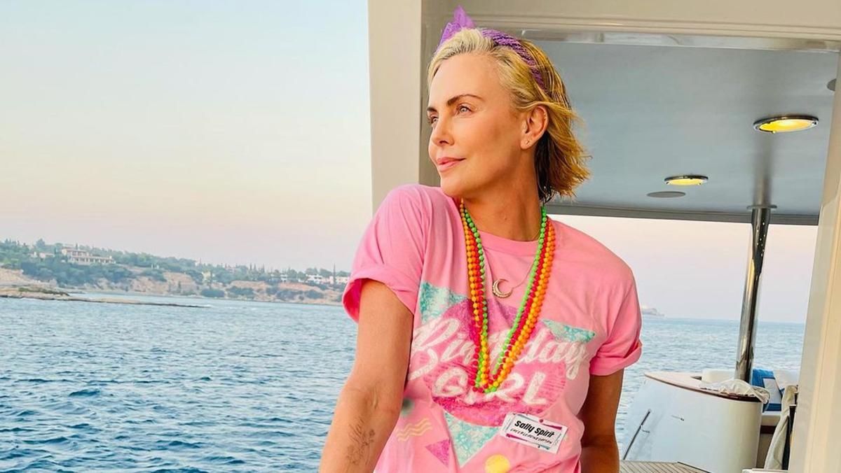 Шарлиз Терон устроила вечеринку в стиле 80-х: фото Шарлиз Терон устроила вечеринку в стиле 80-х: фото