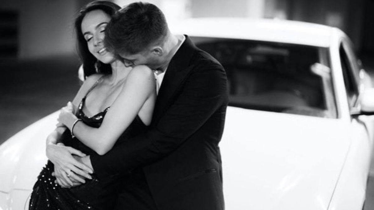 Володимир Остапчук з дружиною позував у фотосесії в автомобілі Володимир Остапчук з дружиною позував у фотосесії в автомобілі