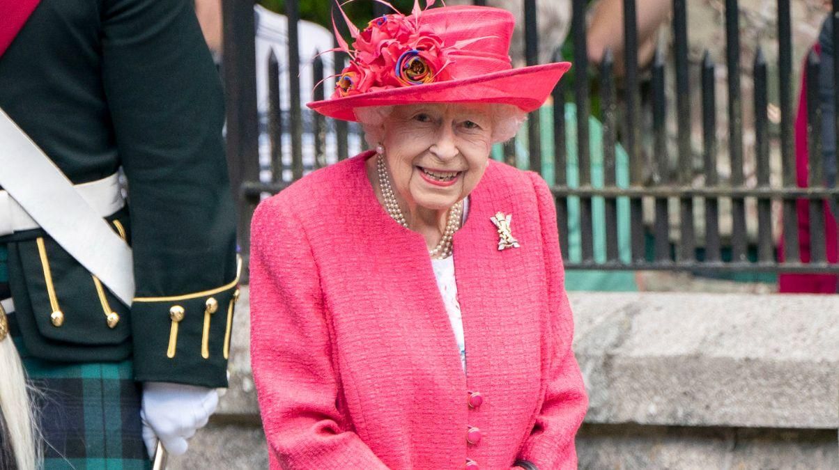 Королева Єлизавета II в рожевому пальті: фото