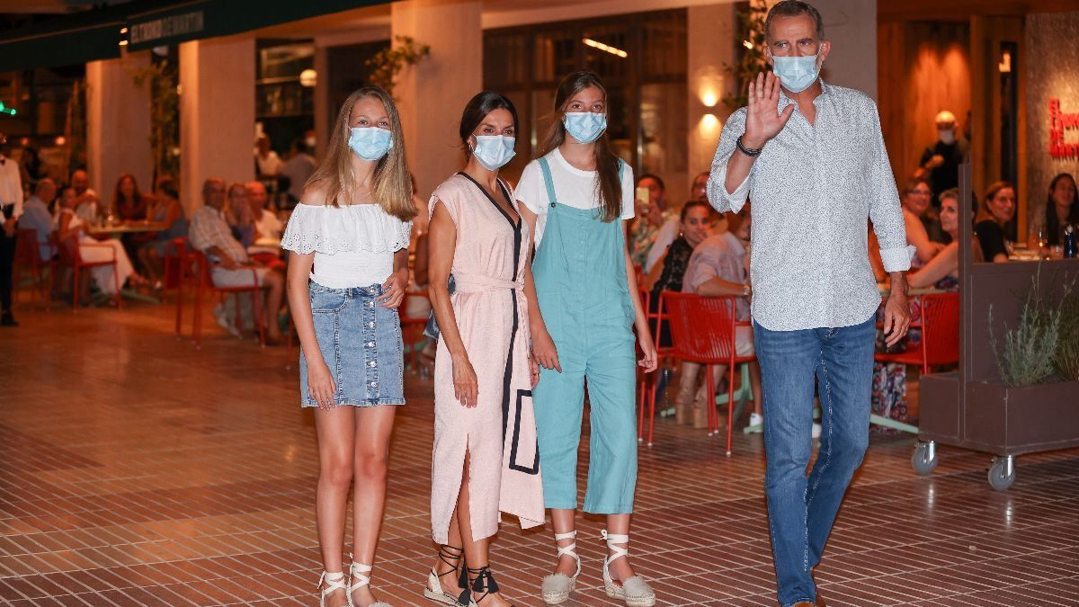 Королева Летиция на Майорке в нежно-розовом платье: фото Королева Летиция на Майорке в нежно-розовом платье: фото