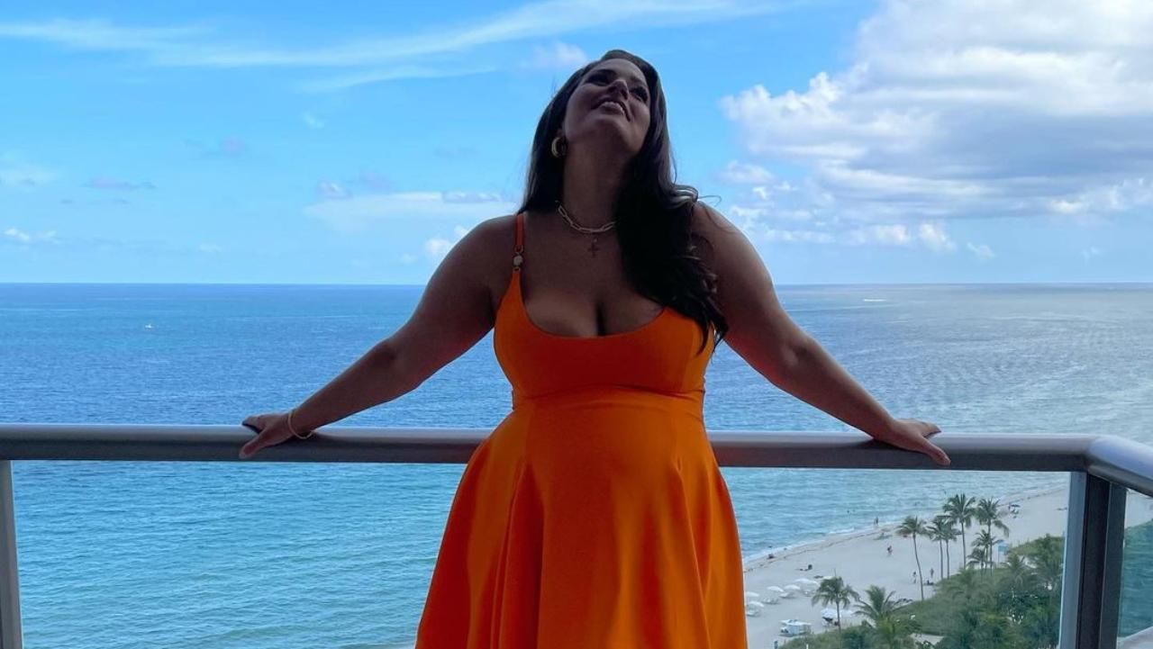 Вагітна модель Ешлі Грем похизувалась животиком у сукні Versace Вагітна модель Ешлі Грем похизувалась животиком у сукні Versace