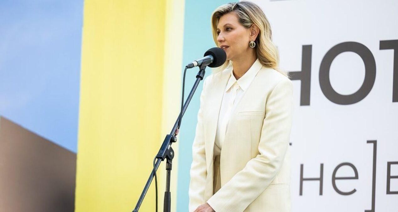 Елена Зеленская посетила выставку в стильном образе фото Елена Зеленская посетила выставку в стильном образе фото