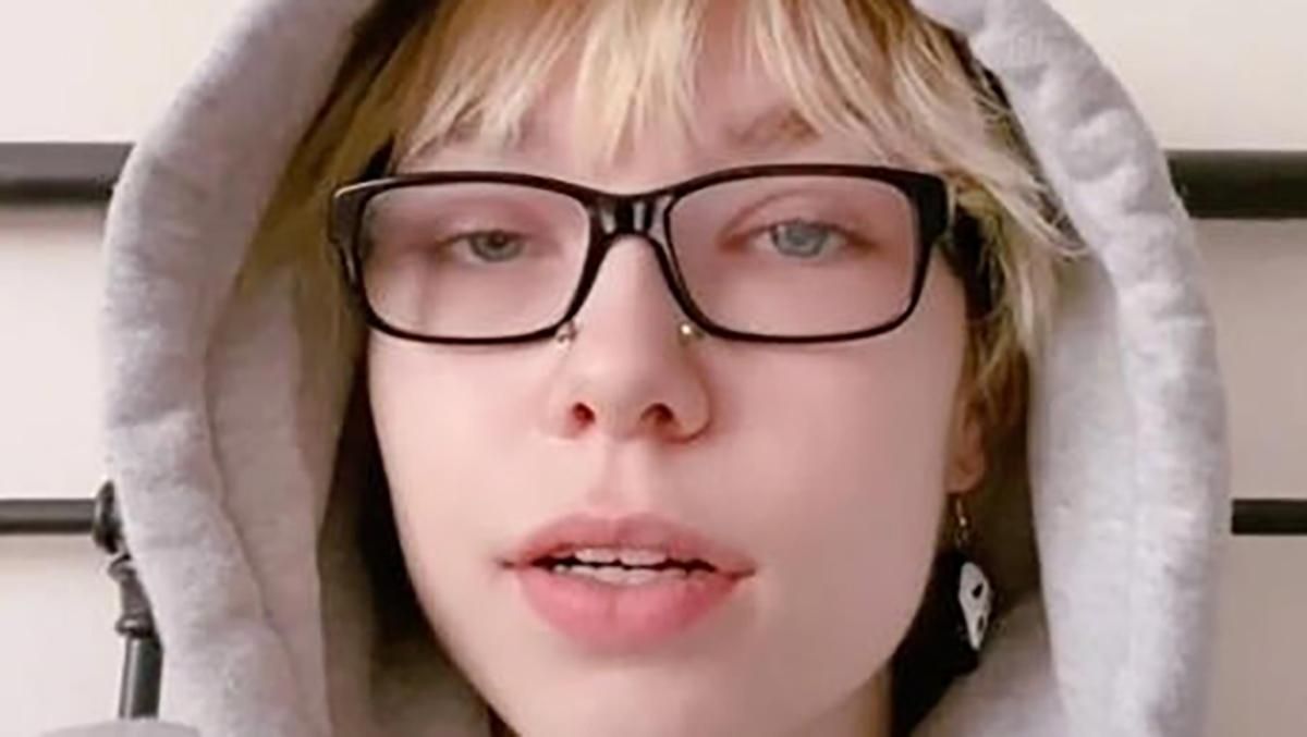 Донька Емінема оголосила себе небінарною особистістю Донька Емінема оголосила себе небінарною особистістю