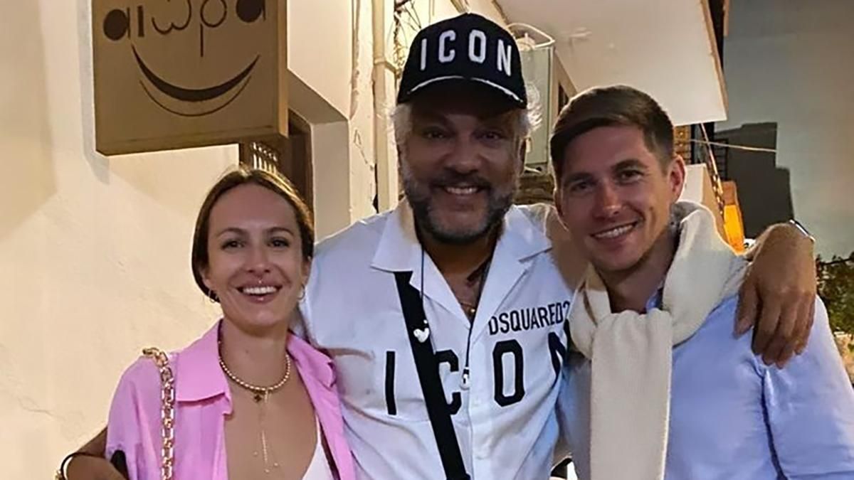 Остапчук і його дружина повечеряли з Кіркоровим: фото з Греції Остапчук і його дружина повечеряли з Кіркоровим: фото з Греції