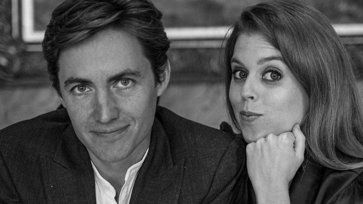 Беременную принцессу Беатрис заметили в центре Лондона с мужем Беременную принцессу Беатрис заметили в центре Лондона с мужем