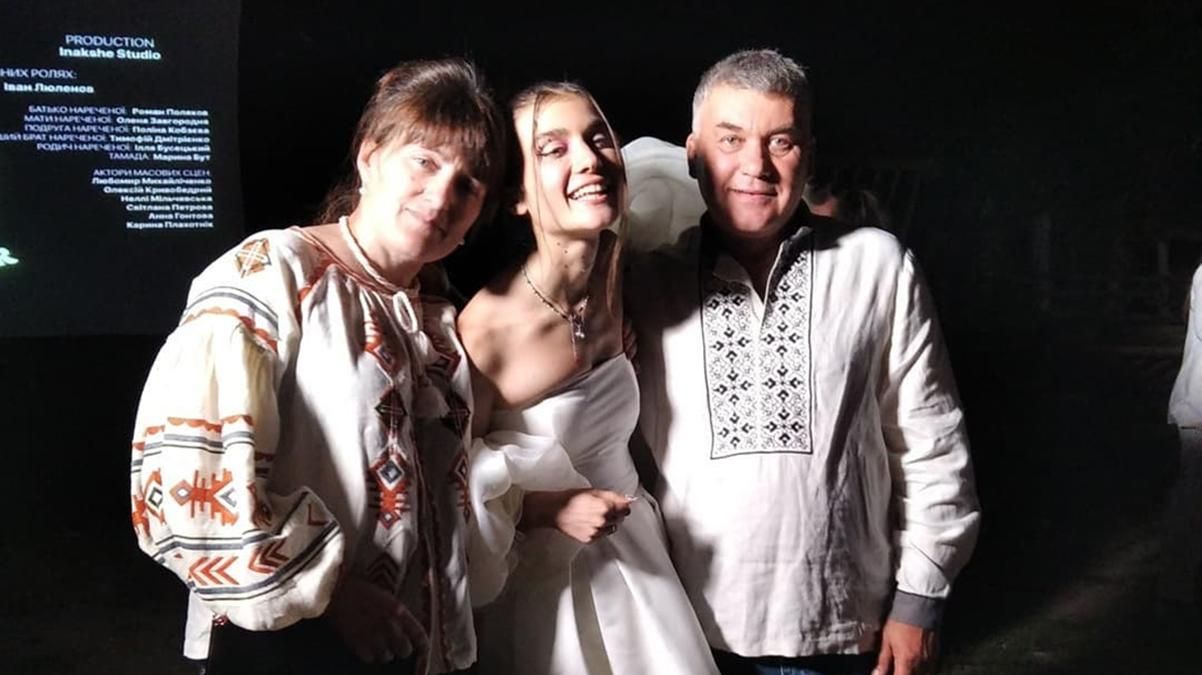 Белое платье и обет самой себе: родители Jerry Heil отреагировали на курьезную свадьбу дочери