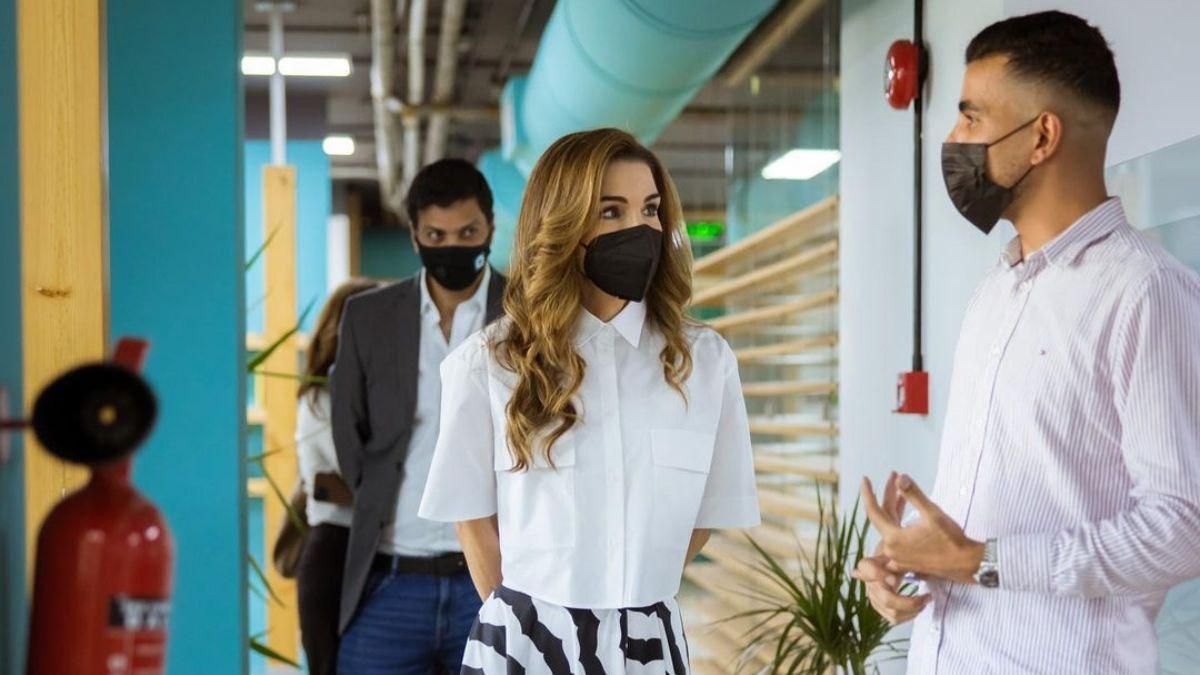 Королева Рания ошеломила образом в рубашке и юбке: волшебное фото Королева Рания ошеломила образом в рубашке и юбке: волшебное фото