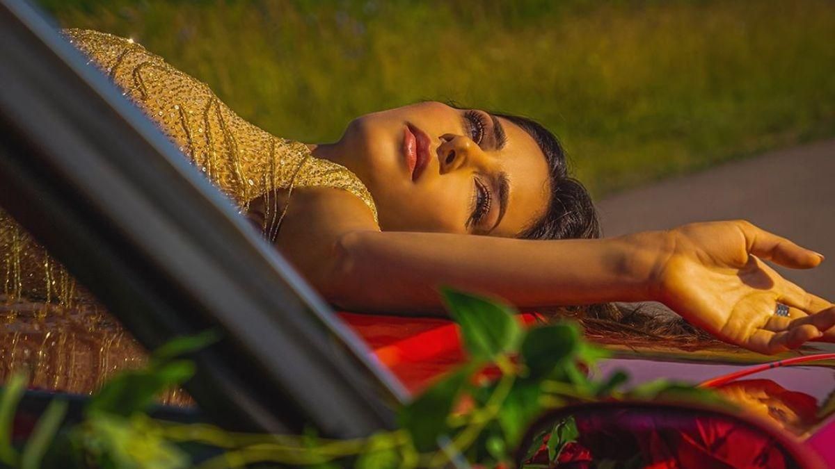 Цветы и пустыня: как создавали проморолик "Холостячки" со Златой Огневич Цветы и пустыня: как создавали проморолик "Холостячки" со Златой Огневич