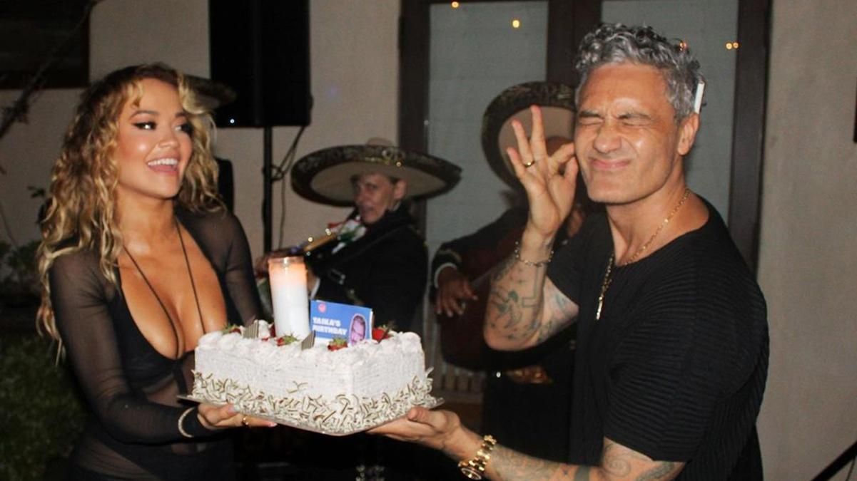 Ріта Ора засвітилась на дні народженні старшого на 16 років бойфренда: яскраві фото - Новини шоу-бізнесу - Showbiz Ріта Ора засвітилась на дні народженні старшого на 16 років бойфренда: яскраві фото - Новини шоу-бізнесу - Showbiz